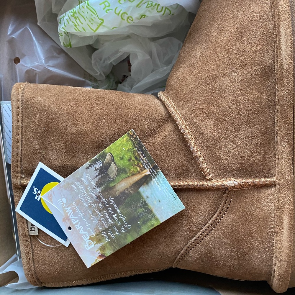 Youth Bearpaw boots size 5 brand new